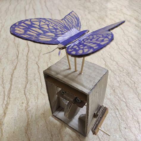 Kinetic Art Sculpture, Kinetic Toys, Mechanical Clock, Mechanical Art, Diy Butterfly, Kids Art Class, Kinetic Art, Kinetic Sculpture, Butterfly Drawing