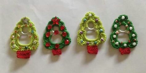 Pop tab christmas tree pins Beer Cap Crafts Diy, Christmas Card Crochet, Pop Top Crafts, Soda Tab Crafts, Can Tab Crafts, Pop Tab Crafts, Miniature Knitting, Crochet Pillow Cover, Crochet Jewelry Patterns