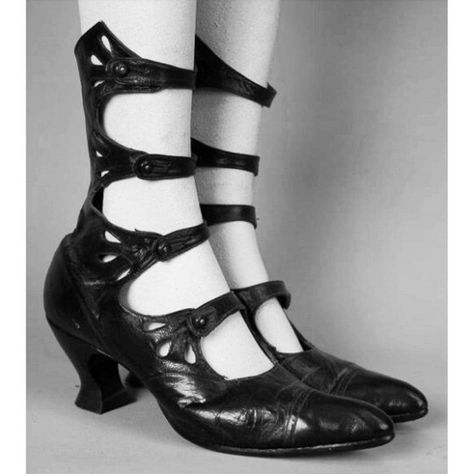 Vintage shoes...image via haute macabre Mode Shoes, 1910s Fashion, Retro Mode, High Shoes, Edwardian Fashion, Strap Shoes, Moda Vintage, Mode Vintage, Black Kids