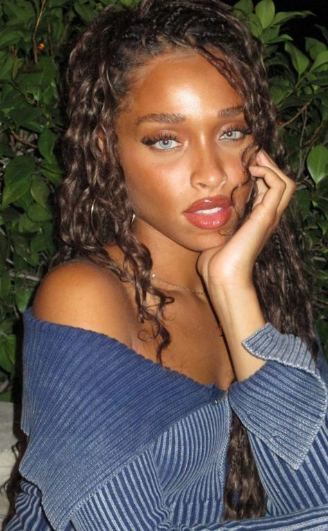 Blue Eyes Black Women, Striking Blue Eyes, Idania Hopkin, Dark Skin Blue Eyes, Pretty Eyes Color, Blue Eyes Aesthetic, Map Key, People With Blue Eyes, V Line Face