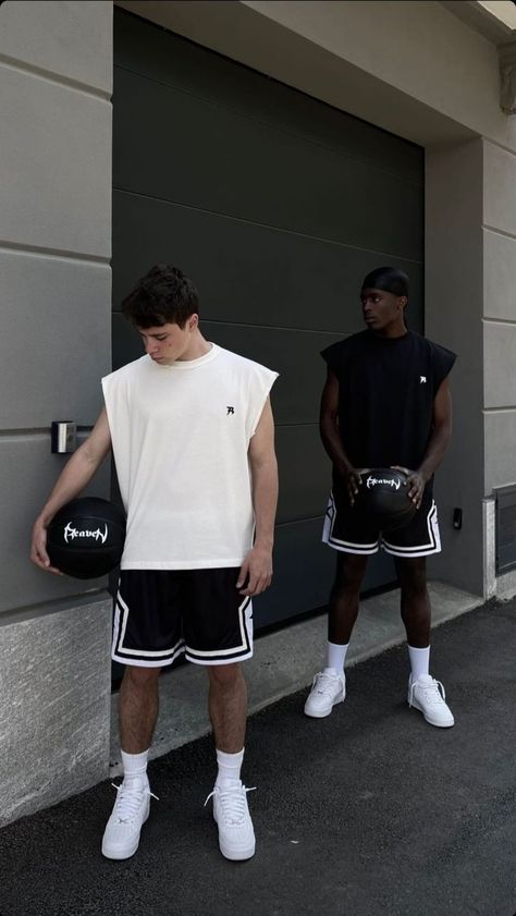 Basketball outfits. Sports outfit. Black and white. Sleeveless Shirt Outfit Men, Basketball Shorts Outfit, Basketball Outfits, Sport Fashion Man, Outfit Black And White, Streetwear Photoshoot, Moda Academia, Sports Outfit, Mens Shorts Outfits