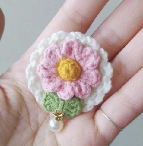 Crochet Mori Style Flower Brooch (Free Pattern) Hairpin Crochet Pattern, Crochet Family, Hairpin Crochet, Stitch Head, Mori Style, Crochet Brooch, Crochet Hair Accessories, Crochet Rabbit, Bee Brooch