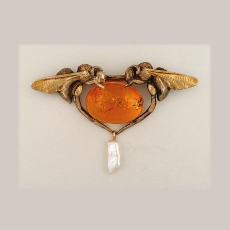 Paul Emile Brandt “Bees” Brooch, gilt silver set with a cabochon amber and freshwater pearl, marked, c. 1900 Wasp Jewelry, Bijoux Art Nouveau, Edwardian Jewelry, Historical Design, Bee Brooch, Art Nouveau Jewelry, Coral Jewelry, Amber Jewelry, Fine Jewels