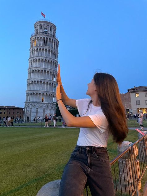 Poses Italy, Italy Pisa, Pisa Tower, Italy Vibes, Travel Pose, Pisa Italy, Tower Of Pisa, Italy Summer, Italy Holidays