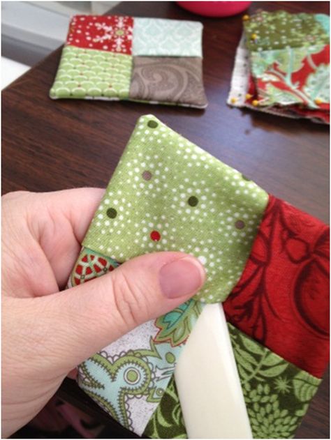 Fabric Mill: Holiday Mug Rug Tutorial Mug Rug Tutorial, Charm Squares, Quilted Coasters, Rug Tutorial, Mug Rug Patterns, Holiday Mug, Costura Diy, Fabric Coasters, Small Sewing Projects