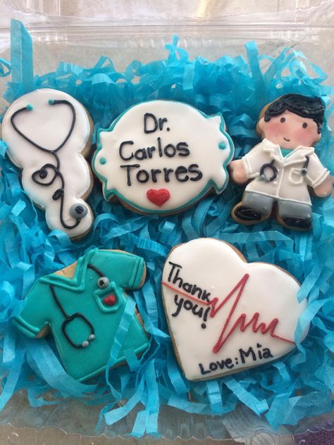 Galleta para agradecer al doctor Doctor Cookies, Nursing Graduation Cakes, Nurse Party, Doctor Dentist, Appreciation Gift Ideas, Graduation Cookies, Cake Central, Fondant Cookies, Nurse Doctor