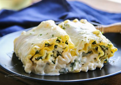 Chicken Spinach Alfredo Lasagna Roll-Ups are loaded with shredded chicken, spinach & ricotta filling & topped with alfredo sauce. Perfect weeknight dinner. Chicken Spinach Ricotta, Spinach Alfredo Lasagna, Chicken Spinach Mushroom, Chicken Spinach Lasagna, Spinach Roll Ups, Chicken Lasagna Rolls, Hot Spinach Dip, White Chicken Lasagna, Spinach Lasagna Rolls