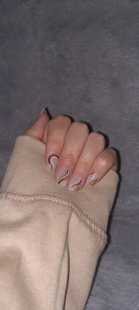 Acrylic Nail Squiggle Design, White And Brown Nails Short, Short Acrylic Brown Nails, Fall Nail Inspo 2022 Square, Fall Ballerina Nails Short, Brown Wave Nails, Short Squiggle Nails, Short Acrylic Nails Ballerina, Brown Line Nails