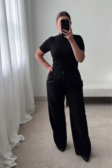 Mock Turtleneck Outfit, Black Turtle Neck Outfit Women, Turtle Neck Outfit Women, Trousers Outfit Casual, All Black Outfit For Work, Full Black Outfit, Wide Leg Trousers Outfit, Julia Marie, Cute Professional Outfits