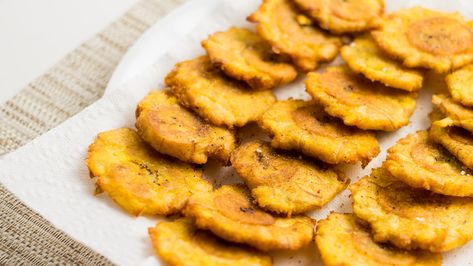 “Banan peze” (from the french “Banane pesée” which means “pressed banana”) is the Creole name for this fried plantains banana dish, they’re also commonly known as “tostones” or “pantacones” in many Latin american and Caribbean countries. In Haitian cuisine it is usually served as a side with the popular Haitian meal called “Griot” but ther’re … Continue reading → Banana Plantain Recipe, Fried Plantain Recipe, Fried Plantains, Plantain Recipes, New Orleans Recipes, Ground Beef And Potatoes, Ripe Plantain, Haitian Food Recipes, Fried Bananas