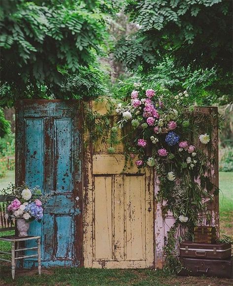 Wedding Backdrops with Vintage Doors (4) Old Door Backdrop, Door Wedding Backdrop, Old French Doors, Door Backdrop, Door Backdrops, Backdrop Photography, Outdoor Fall Wedding, Wedding Expo, Door Decorations Classroom