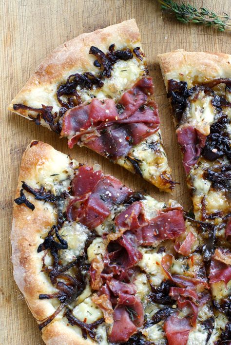 Bruschetta Mozzarella, Prosciutto Bruschetta, Brie Prosciutto, Caramelized Onion Pizza, Pizza Oven Recipes, Plating Food, Presentation Food, Onion Pizza, Prosciutto Pizza