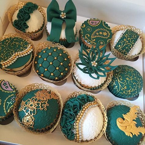 Angelic Desserts on Instagram: “💚 Throwback Thurs 💚 . Throwback to one of my favourite emerald green cupcakes! • • • - - - - - - - - - - - - - - - - - - - - - - . D I S C…” Green Gold Cupcakes, Emerald Green Quinceanera Theme, Cupcakes Green, Green Quinceanera Theme, Green Wedding Decorations, Green Cupcakes, Gold Cupcakes, Quince Decorations, Green Themed Wedding