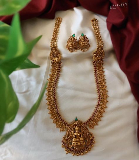 Long Lakshmi Necklace Set ~ South India Jewels Long Necklace Gold Indian Bridal, Seemantham Poses, Long Necklace Gold Indian, Long Haram Gold Jewellery Designs, Kasu Malai, Antique Haram, Indian Gold Necklace Designs, Temple Necklace, Temple Jewelry Necklace