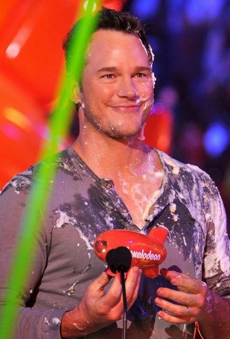 Chris Pratt Gets Pied in the Face at Kids' Choice Awards 2015 Christopher Pratt, Actor Chris Pratt, Andy Dwyer, Kids Choice Awards, Iron Man Captain America, Movie Moments, Kids Choice Award, Spiderman Homecoming, Chris Pratt