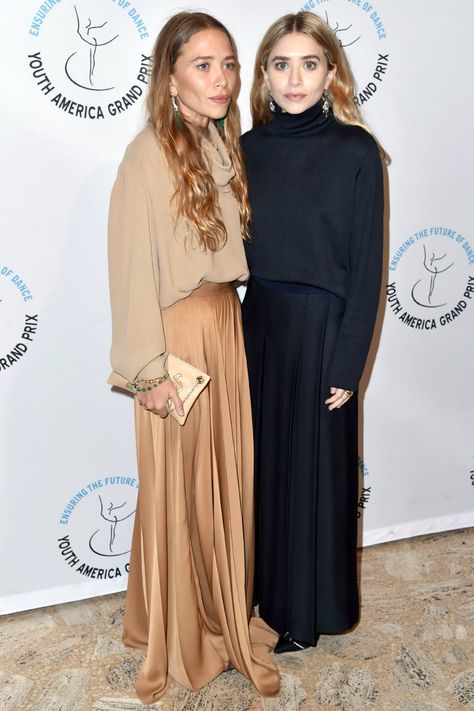 Mary-Kate and Ashley Olsen Make Rare Appearance Wearing Matching Turtlenecks and Skirts Ashley Olsen Style, Mode Dope, Petite Celebrities, Olsen Fashion, Olsen Twins Style, Mary Kate Ashley, Olsen Twins, Mary Kate Olsen, Ashley Olsen