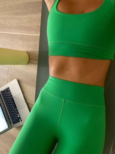 Green Gym Leggings Outfit, Exercise Sets Outfit, Green Sports Bra Outfit, Set Active Sets, Colorful Gym Outfit, Green Sport Outfit, Sport Set Outfit, Cute Activewear, Set Active Outfit