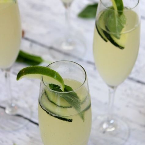 Cocktail Prosecco, Basil Drinks, Prosecco Drinks, Basil Cocktail, Dietitian Recipes, Spritzer Recipes, Prosecco Cocktails, Lime Basil, Pineapple Rum