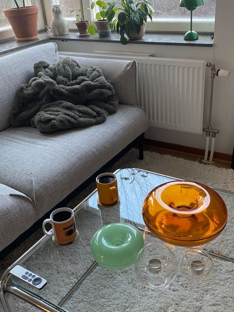 #varmblixt #ikea #sabinemarcelis #bowl #flowerpot #vernerpanton #chrometable #glasstable Ikea Varmblixt, Girls Pad, Ikea Ideas, London Apartment, Mid Century Decor, Apartment Inspiration, Apartment Interior Design, Dream House Decor, Interior Inspo