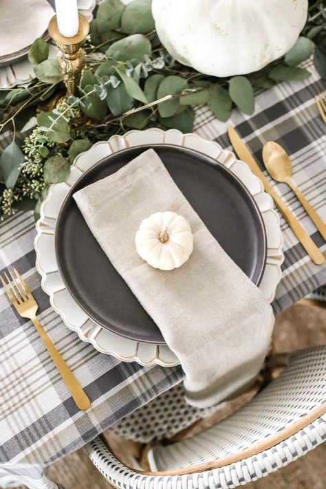 Neutral Low-Key Thanksgiving Tablescape - Bless'er House Thanksgiving Menu Planning, Thanksgiving Dinner Table Decorations, Thanksgiving Tables, Thanksgiving Dinner Table, Thanksgiving Tablescape, Tablescape Ideas, Hosting Thanksgiving, Dinner Table Decor, Thanksgiving Table Settings