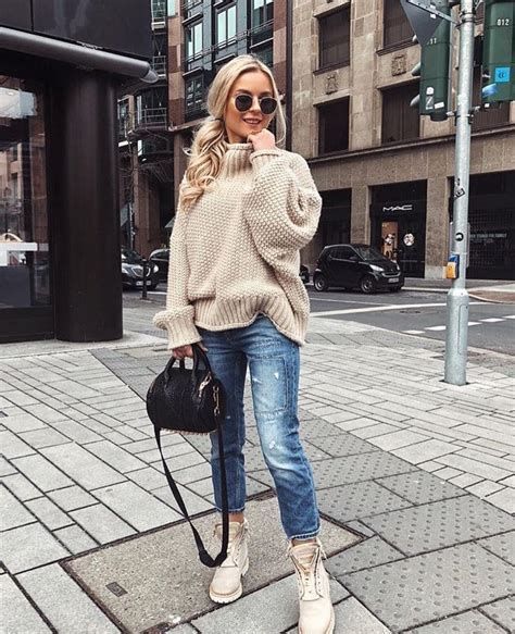 Combat Boot Outfits, Combat Boot Outfit, Outfit Botas, Mode Tips, Navy Coat, Outfit Jeans, Weather Wear, Outfits Winter, Chunky Boots