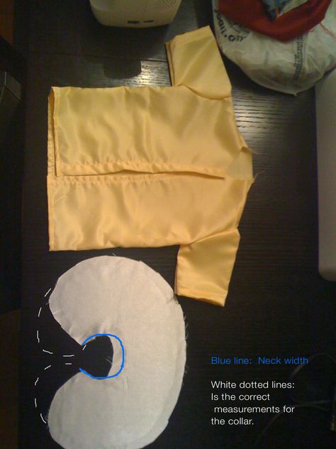 SHIRT AND COLLAR: Find a shirt. Trace around it with a colored fabric pencil. First the back, then front and arms. If you are not comfortabl... Diy Customes Halloween, Pinocchio Costume, Shrek Jr, Children Costumes, Book Character Costumes, Crochet Stitches Free, Book Character, Toddler Costumes, Colored Fabric