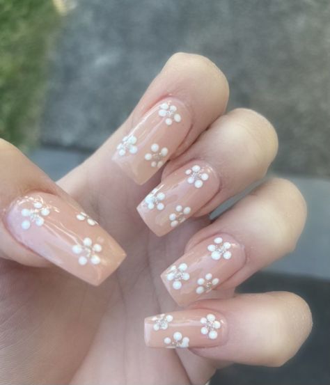 White Flower Nails Square, White Nails Colorful Flowers, Pink Nails White Flowers, Floral Nails Square, Nude Nails With Flower Design, Coffin Flower Nails, Light Pink Nails With Flowers, Square Flower Nails, Clear Flower Nails