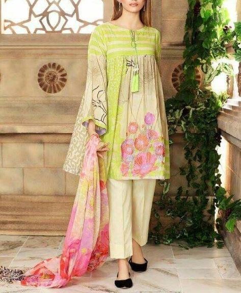 short frock design for girl Frock Stitching Ideas, Short Frock Kurti, Kurti Design New, Frock Kurti Design, Frock Stitching, Kurti Frock, Lawn Designs, Kameez Design, Dress Stitching