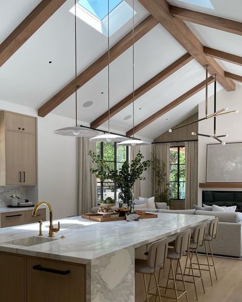 Cathedral Ceiling Living Room, Vaulted Ceiling Ideas, Vaulted Ceiling Kitchen, Raked Ceiling, Hus Inspiration, Kitchen Room Design, Cathedral Ceiling, Counter Tops, Bloxburg House