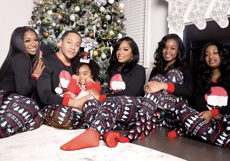 Black Family Christmas Pictures Pajamas, Family Christmas Pictures Black People, Christmas Pajama Pictures, Family Photos With Baby, Xmas Pajamas, Christmas Photo Booth, Family Christmas Pictures, White Pajamas, Fashion Family