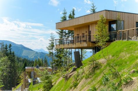 Courtesy of Viereck Architects Modern Wood House, Hillside Homes, Modern Chalet, Mountain Architecture, Slope House, Mountain Chalet, Hillside House, House Photography, Architecture Model Making