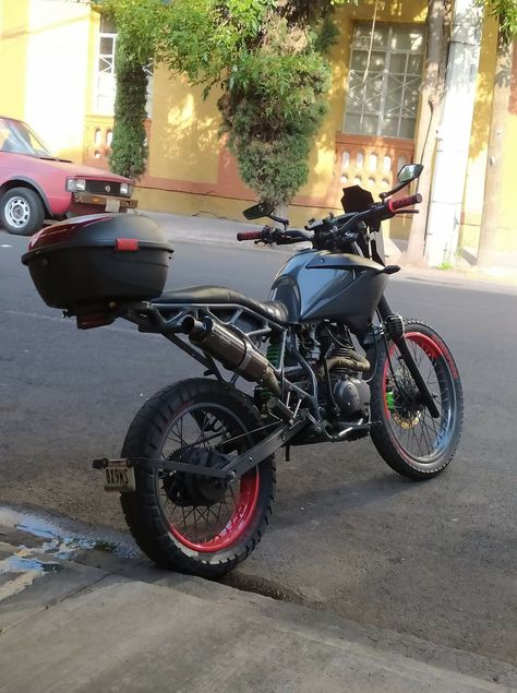 Modificación de dm 200 Italika en México perrones apoco no, algo raro que iba ser estilo scrambler pero quedó otra cosa diferente pero mamalona Dm 200, Moto Trailer, Mountain Bike Art, Street Scrambler, Cool Dirt Bikes, Moto Cafe, Motorbike Design, Motorcycle Luggage, Motorcycle Design