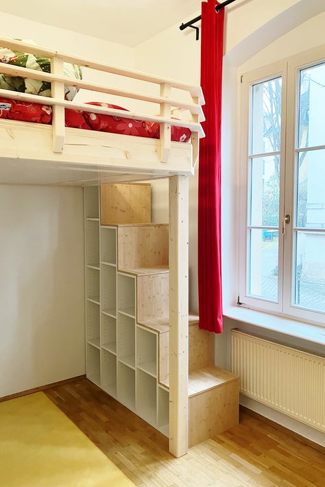 ✨ DIY Treppenregal für's Hochbett! 🛏️📚 Einfach selbst bauen mit Spanplatten. Detaillierte Anleitung und Materialliste findet ihr auf unserem Blog. 🛠️📐 #DIY #Treppenregal #Hochbett #Heimwerken #InteriorDesign Diy Loft Bed For Kids Small Room, College Loft Beds, Diy Loft Bed, Boy’s Room, Flat Ideas, Kids Interior Room, Kids Interior, Kids' Room, Kid Beds