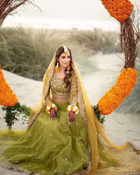 Pakistani Celebrities Mehndi Looks Green Mendhi Dress, Bridal Dholki Outfit, Green Mehndi Outfit For Bride, Mendhi Lengha Mehndi Outfit, Mehandi Dress Ideas, Mehandi Lehanga Designs, Haldi Mehendi Outfit For Bride, Pakistani Bridal Wear Mehndi, Mehndi Bride Outfit