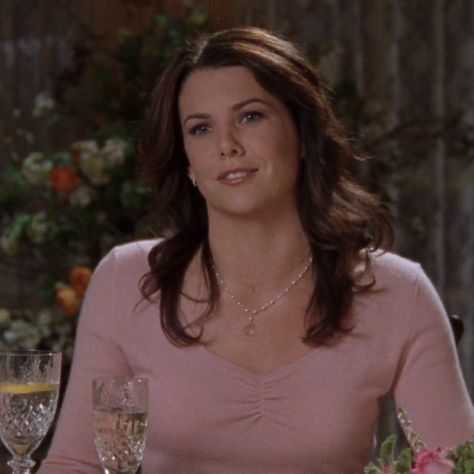 Lorelai Gilmore Pink, Lorelei Outfits, Gilmore Girls Characters, Gilmore Girls Fashion, Lorelei Gilmore, Gilmore Girls Outfits, Rory And Jess, Gilmore Girl, Lauren Graham