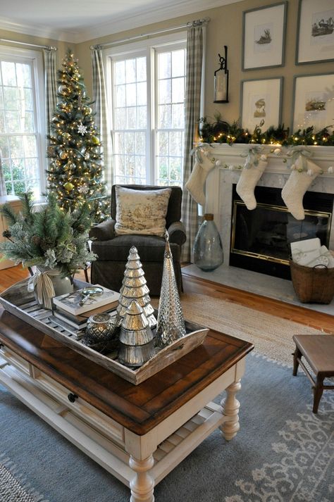 Get inspired by these lighting design ideas for your living room this Christmas | www.livingroomideas.eu Holiday Coffee Table Decor, Christmas Coffee Table, Christmas Coffee Table Decor, Coffee Table Decor Living Room, Tafel Decor, Decorating Bookshelves, Coffee Table Centerpieces, Table Decor Living Room, Christmas Decorations Living Room