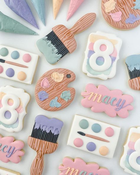 Rachel 💕 Sugar Cookie Sisters on Instagram: “Sweet little art set! 🎨⁣ ⁣ Inspired by @sarahscookiejar ⁣ ⁣ #royalicing #royalicingcookies #decoratedsugarcookies #decoratedcookies…” Bakery Studio, Cookies Theme, 귀여운 음식 그림, Desain Buklet, Sugar Cookie Designs, Cute Baking, The Bakery, Fancy Cookies, Creative Cookies