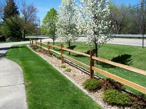 Front Yard Split Rail Fence, Split Fence Landscaping, Driveway Fence Landscaping, Split Rail Fence Ideas Driveways, Western Fence Ideas, Split Rail Fence Ideas Landscaping, Fence Along Driveway, Split Rail Fence Landscaping, Country Yard Landscaping