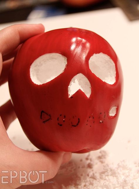 EPBOT: Halloween DIY: Make A Glowing Poison Apple for Less Than $3! Snow White Poison Apple, Poison Apple, Poison Apples, Quick Crafts, Halloween Diy, Pumpkin Carving, Snow White, Halloween, White