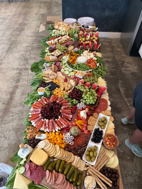 Grazing Table For 200 People, Big Charcuterie Board, Cheese Plates Appetizer, Charcuterie Wedding, Wedding Charcuterie, Appetizers Table, Food Boards, Fishing Wedding, Grazing Board