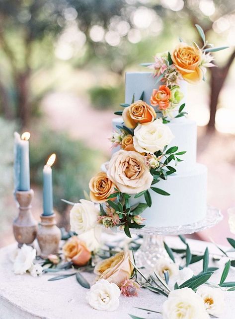 Dusty Blue and Orange Summer Wedding Colors for 2023, Dusty Blue Bridesmaid Dresses and Orange Bouquets - ColorsBridesmaid Light Blue Wedding Cake, Wedding Cake With Flowers, Bolo Vintage, Cake With Flowers, Summer Wedding Cakes, Square Wedding Cakes, Fondant Wedding Cakes, Fresh Flower Cake, Floral Wedding Cake