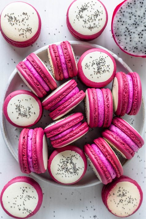 Dragon Fruit Macarons filled with dragon fruit buttercream #pitaya #buttercream #cookies #frenchmacarons #macarons #dragonfruit #tropical #baking #dessert Fruit Macarons, Dragonfruit Recipes, Macaron Template, Fruit Cupcakes, Buah Naga, Macaroon Cookies, Macaron Flavors, How To Make Macarons, 귀여운 음식 그림