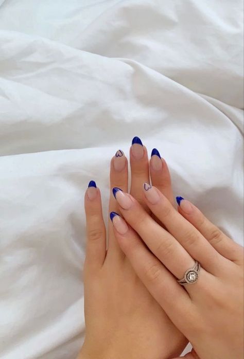 Sapphire French Tip Nails, Almond Royal Blue French Tip Nails, Almond Nails Designs Navy Blue, Dark Blue Oval Acrylic Nails, Simple Dark Blue Nail Designs, White Dark Blue Nails, Sapphire Blue French Tip Nails, Navy And White Nail Ideas, Dark Blue French Tips Almond