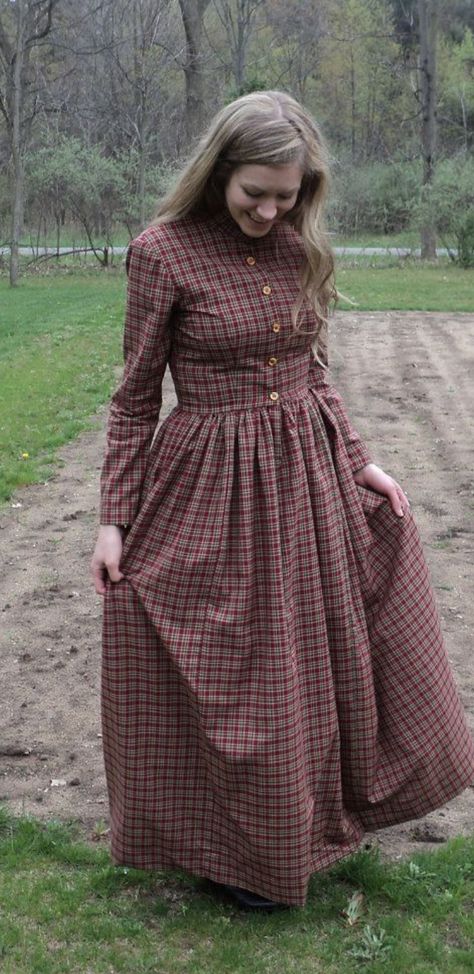 Amish Outfits, Amish Clothing, Pioneer Clothing, Vintage Outfit Inspiration, Pioneer Dress, Betty Dress, Dress Apron, Oregon Trail, Work Dress