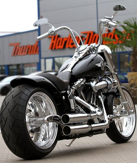 One of the nicest bikes I have ever seen! Breakout Custom, Harley Davidson Softail Slim, Hd Fatboy, Harley Fat Boy, Motocykle Harley Davidson, Motor Harley Davidson, Мотоциклы Harley Davidson, Suzuki Intruder, Harley Fatboy