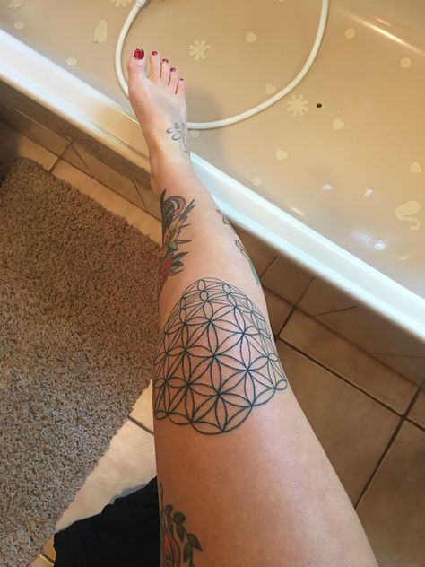 Tree Of Life Finger Tattoo, Flower Of Life Elbow Tattoo, Boho Knee Tattoo, Pattern Of Life Tattoo, Tree Of Life Geometric Tattoo, Flower Of Life Hand Tattoo, Tattoo Knee Woman, Geometric Knee Tattoo, Flower Of Life Tattoo Women