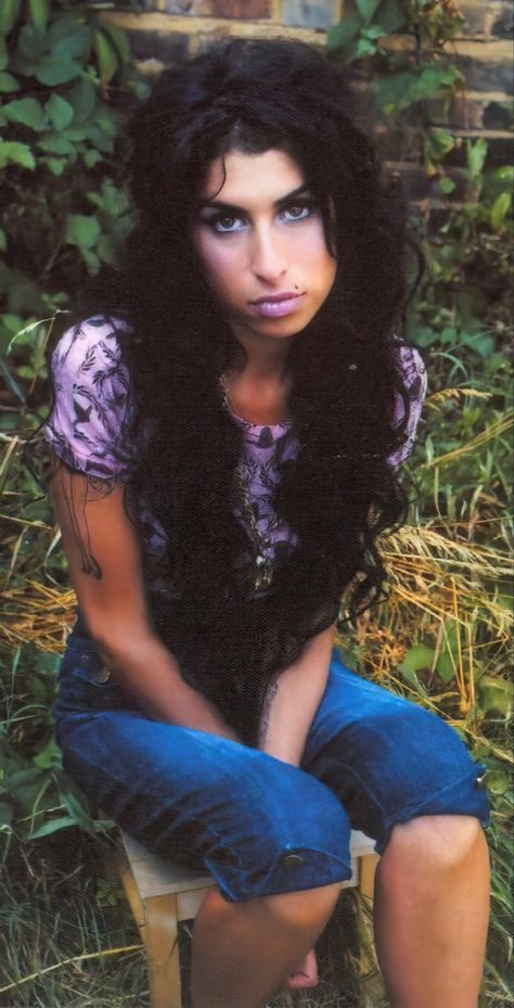 amy winehouse photographed by mischa richter (2006) Amy Winehouse Frank, Amy Wine, Amy Winehouse Style, Amy W, Female Rock Stars, Amazing Amy, House Icon, Wine House, Chuck Norris