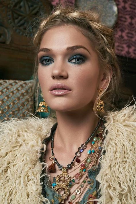 Boho make up Boho Makeup, Tan Skin Blonde Hair, Chic Makeup, Photoshoot Makeup, Bohemian Hairstyles, Makijaż Smokey Eye, Vintage Boho, Maquillaje De Ojos, Boho Dress