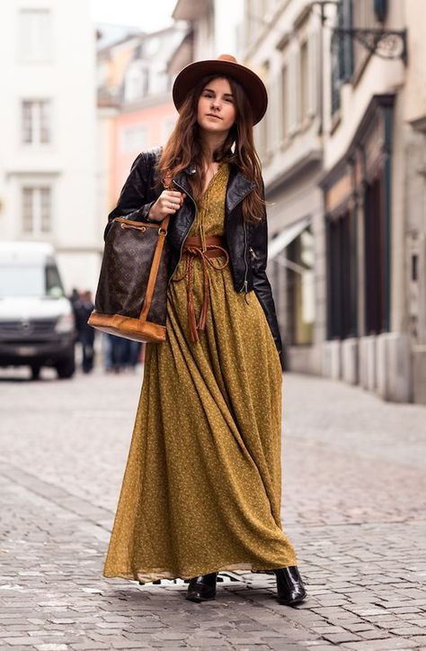 Si visitamos tiendas o web nos vamos haciendo una idea de las tendencias que vamos a lucir este otoño y que algunas it girl ya se apresuran a llevar. Hoy os voy hablar del look Bohemio o Boho-Chic , q Stile Hippie Chic, Look Hippie Chic, Boho Fashion Winter, Boho Winter Outfits, Bohemian Winter, Hippie Mode, Rok Outfit, Stile Boho Chic, Look Boho Chic