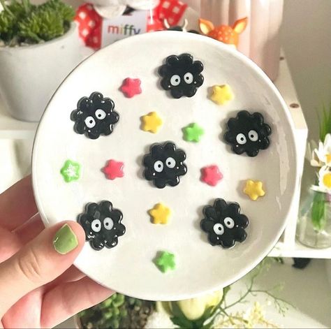 Pottery Plates Aesthetic, Aesthetic Clay Plate, Clay Things Aesthetic, Aesthetic Clay Stuff, Clay Craft Aesthetic, Diy Clay Ideas Aesthetic, Anime Ceramics Ideas, Polymer Clay Plate, Clay Creations Aesthetic